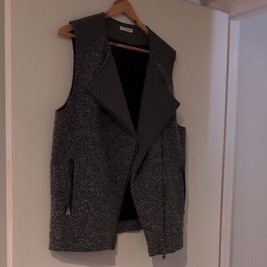 Club Monaco Sleeveless Bouclé Zip-Front Vest in Charcoal